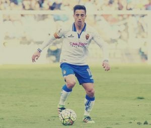 Pedro conduce un balón luciendo el brazalete de capitán | Foto: latarjetablanca.es