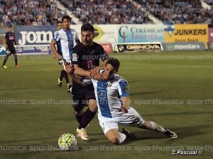 Luis Fernández peleando el balón en Butarque | Foto: C.Pascual