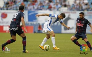 Fran Mérida presiona a un futbolista pepinero en Butarque | Foto: LFP