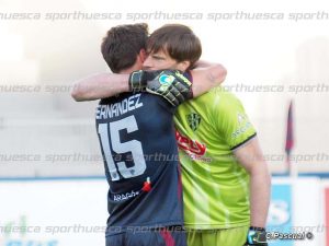 Leo Franco se abraza con Christian tras la victoria frente al Almería | Foto: C.Pascual