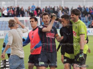 Leo Franco y Whalley se abrazan tras la victoria del Huesca ante el Almería | Foto: C.Pascual