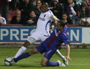 Luis Helguera lideró la zaga azulgrana ante el Zaragoza en 2009 | Foto: Marca