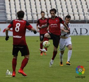 Camacho pelea un balón en la derrota del Huesca en Anduva | Foto: LFP