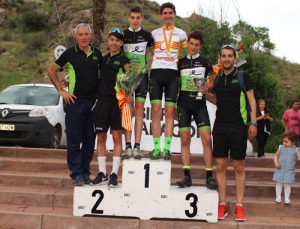 Pablo Ara luciendo el maillot de campeón junto a su equipo | Foto: C.C. Oscense