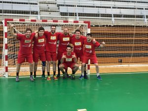 Equipo del Bada BM Huesca ganador de los duelos de fútbol sala previos a los entrenamientos.