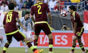 Alexander intenta taponar el disparo de Messi | Foto: elimpulso.com