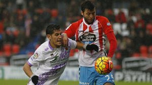 Ángel Dealbert peleando un balón | Foto: besoccer.com