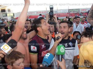 Los jugadores del Huesca celebran el ascenso sobre el césped del Alcoraz | Foto: C.Pascual