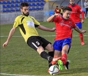 Guille Oliván (izquierda) con la segunda equipación del Sabiñánigo esta temporada.