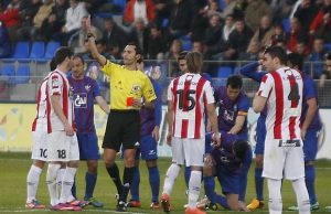 Momento en el que el árbitro expulsa a Pita en El Alcoraz | Foto: Marca