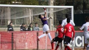 El portero Oscar López en un lance del juego. 