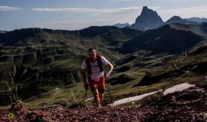 Con el apoyo de los bastones, uno de los corredores en peno esfuerzo. Foto: Pirineos Fit