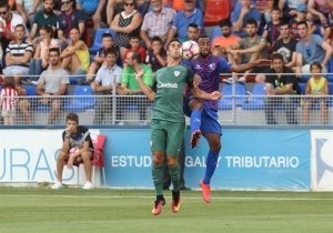 Carlos Akapo ante el Bilbao en El Alcoraz | Foto: Athletic Club