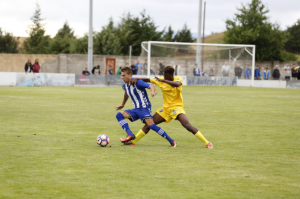 Aly presiona a un futbolista del Alavés | Foto: @Alaves