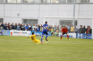 Momento en el que Deyverson se dispone a batir a Sergio Herrera | Foto: @Alaves