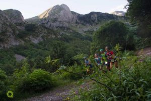 Participantes alegres y con buen paso durante una parte del recorrido. Foto: Pirineos Fit