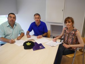 Imagen de la firma del acuerdo | Foto: SD Huesca