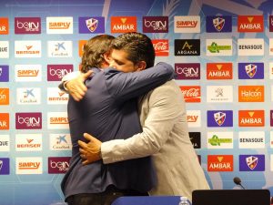 Fernando Losfablos y Agustín Lasaosa se funden en un abrazo | Foto: SD Huesca