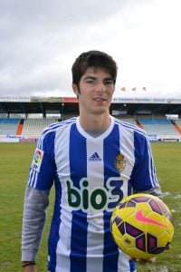 Melero posando con la camiseta de la Ponferradina | Foto: Quinito.