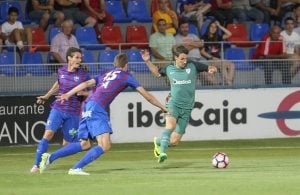 César Soriano y Álex García presionan a un jugador del Bilbao | Foto: Athletic Club