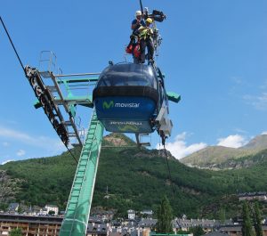 Los operarios revisan los telesillas antes de la temporada de verano.