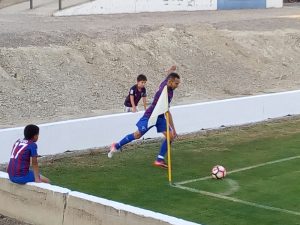 David Ferreiro bota un córner frente al Ebro | Foto: sporthuesca.com