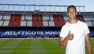 Álex García posa en el Calderón como nuevo jugador del Atleti | Foto: clubatleticodemadrid.com