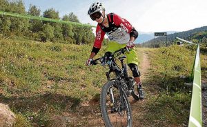 Gabriel Torralba recorre una de las bajadas de la etapa de Castejón de Sos. | Foto: heraldo.es