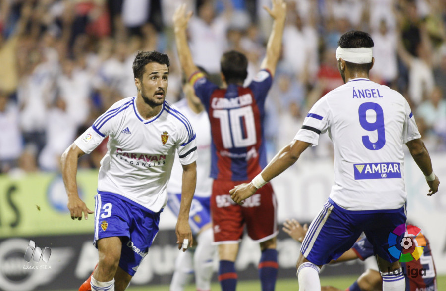 Casado y Ángel celebran un gol ante la SD Huesca en 2016 | Foto: LaLiga