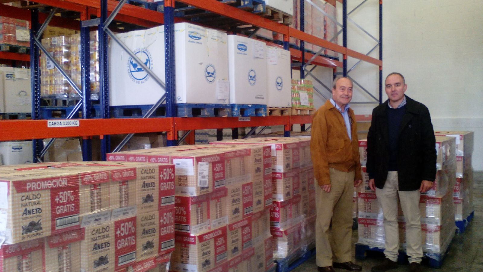 Entrega de los litros de Caldo Aneto al Banco de Alimentos de Aragón. Foto: Aetvb