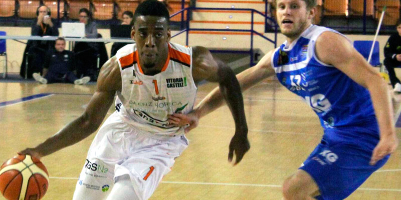 Zaid Hearst penetrando ante Tim Derksen | Foto: FEB
