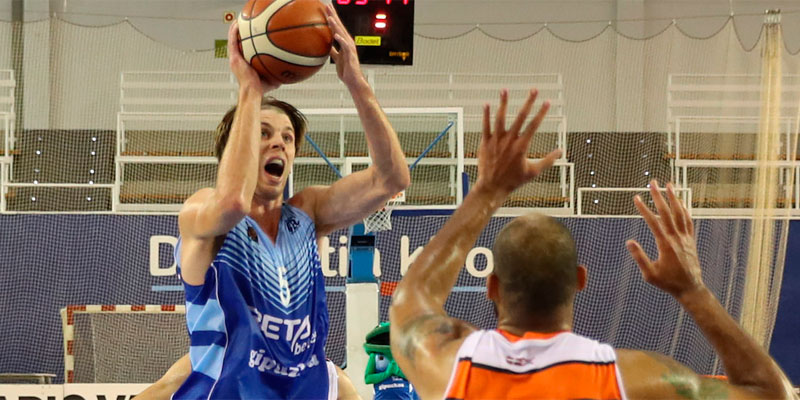 Mike Carlson en acción ofensiva | Foto: FEB