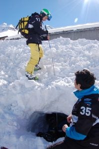 De esta forma tan didáctica se puede comprobar qué sucede cuando buscamos un cuerpo sepultado en la nieve