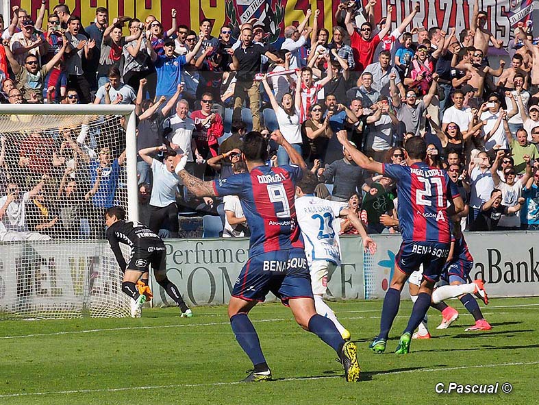 El Huesca celebra un gol ante el Tenerife en mayo de 2017 | Foto: C.Pascual