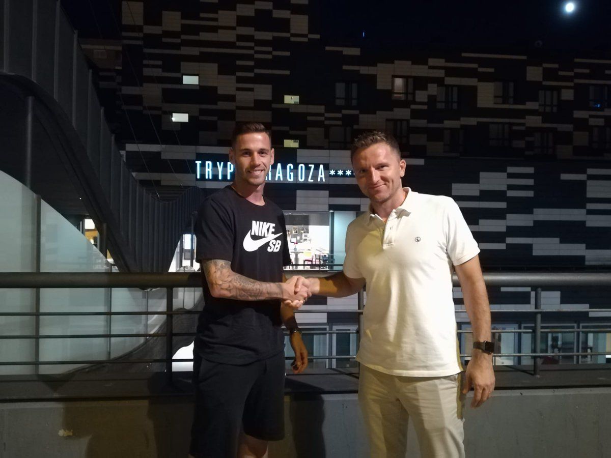 Álvaro Vázquez es recibido a su llegada a Zaragoza por Lalo Arantegui. | Foto: Real Zaragoza