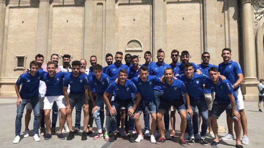 La plantilla del Ejea en su visita a la Basílica del Pilar. | Foto: SD Ejea