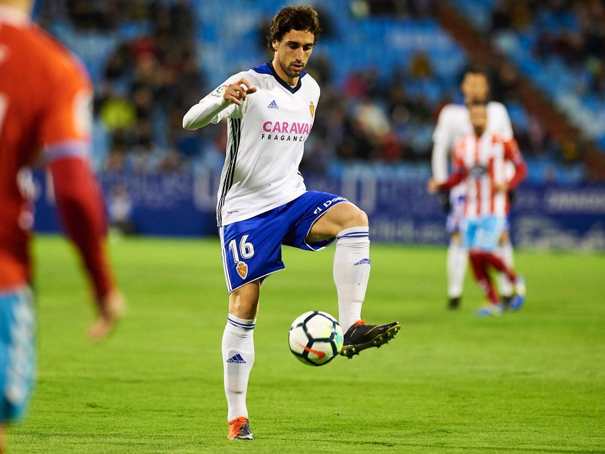 Eguaras controla un balón. | Foto: Tino Gil, Real Zaragoza