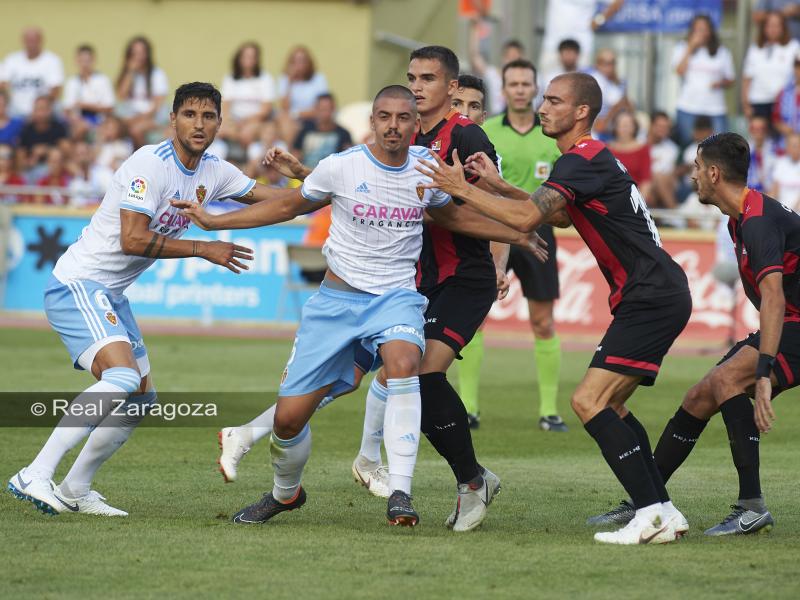 Verdasca y Grippo intentan rematar un córner. | Foto: Tino Gil, Real Zaragoza.