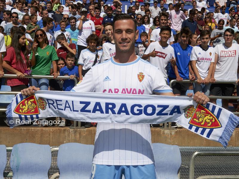 Álvaro Vázquez luce la bufanda del Real Zaragoza en su presentación. | Foto: Tino Gil, Real Zaragoza