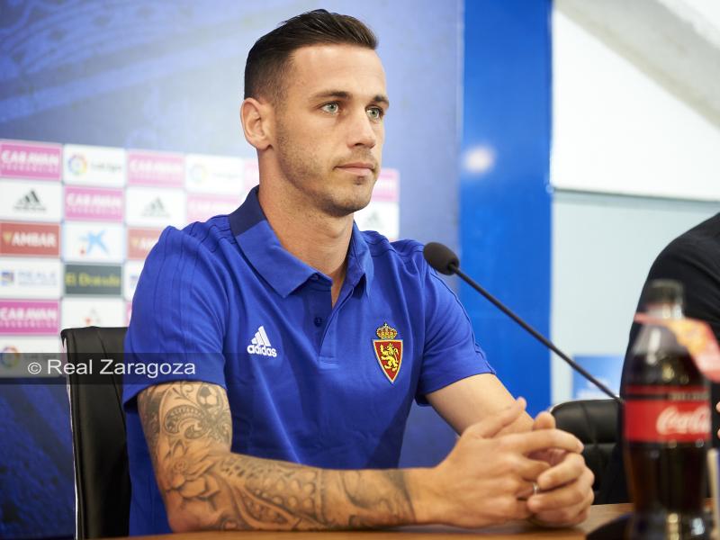 Álvaro Vázquez en su presentación con el Real Zaragoza. | Foto: Tino Gil, Real Zaragoza