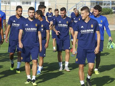 Álvaro Vázquez, en el centro de la imagen, en su primer entrenamiento como zaragocista. | Foto: Real Zaragoza