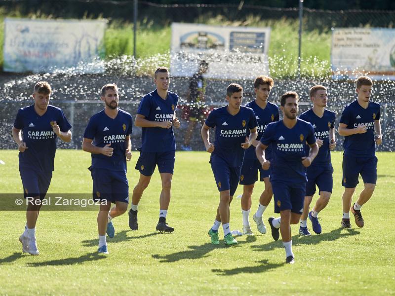 Los jugadores del Real Zaragoza entrenan en la Ciudad Deportiva. | Foto: Tino Gil, Real Zaragoza