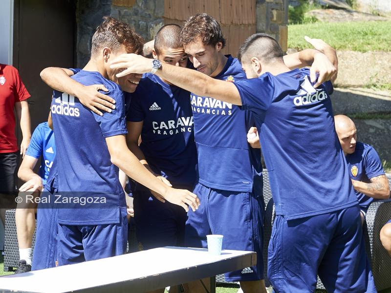 La plantilla del Real Zaragoza hace piña en Boltaña. | Foto: Tino Gil, Real Zaragoza