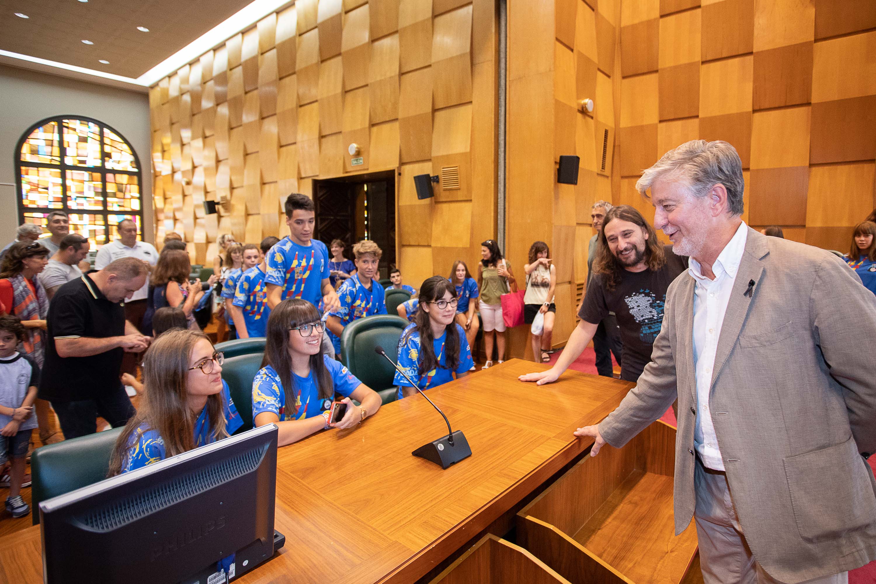 El alcalde da la bienvenida a los deportistas del CADAS. | Foto: Ayuntamiento de Zaragoza