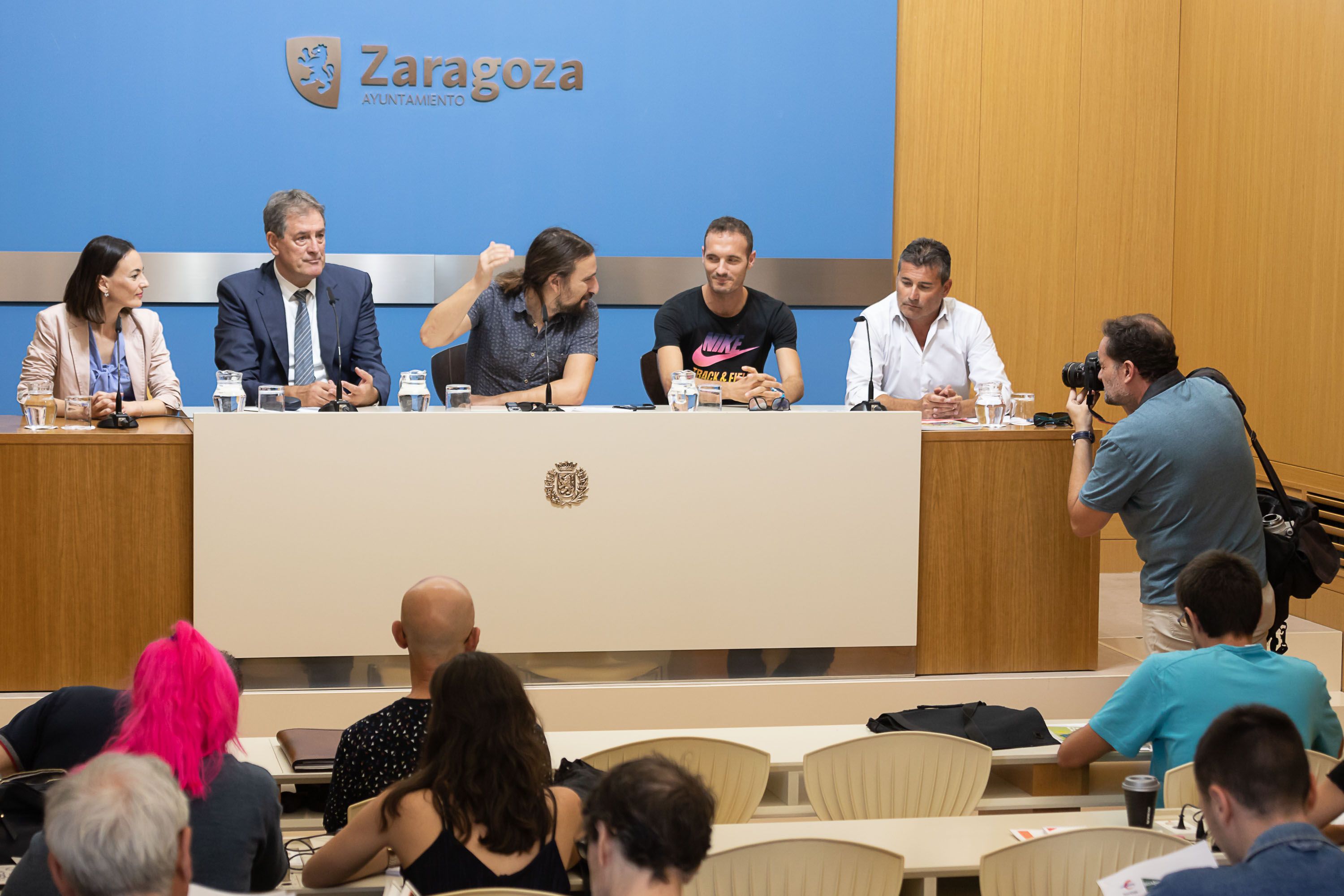 El concejal de deportes Pablo Hijar conversa con Toni Abadía durante la presentación de la prueba. | Foto: Ayuntamiento de Zaragoza