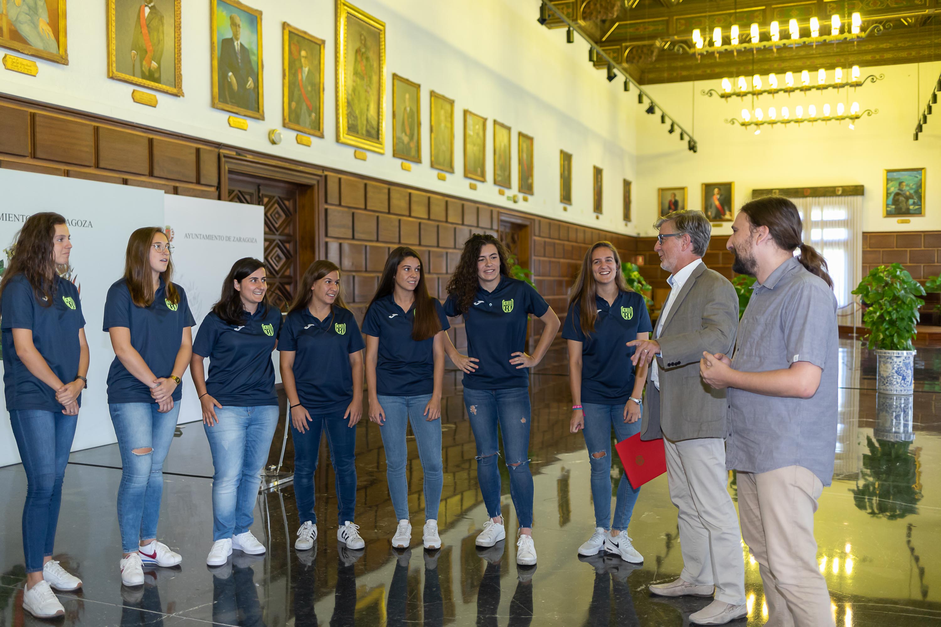 Las jugadoras del CD Oliver son recibidas por el alcalde Santisteve. | Foto: Ayuntamiento de Zaragoza.