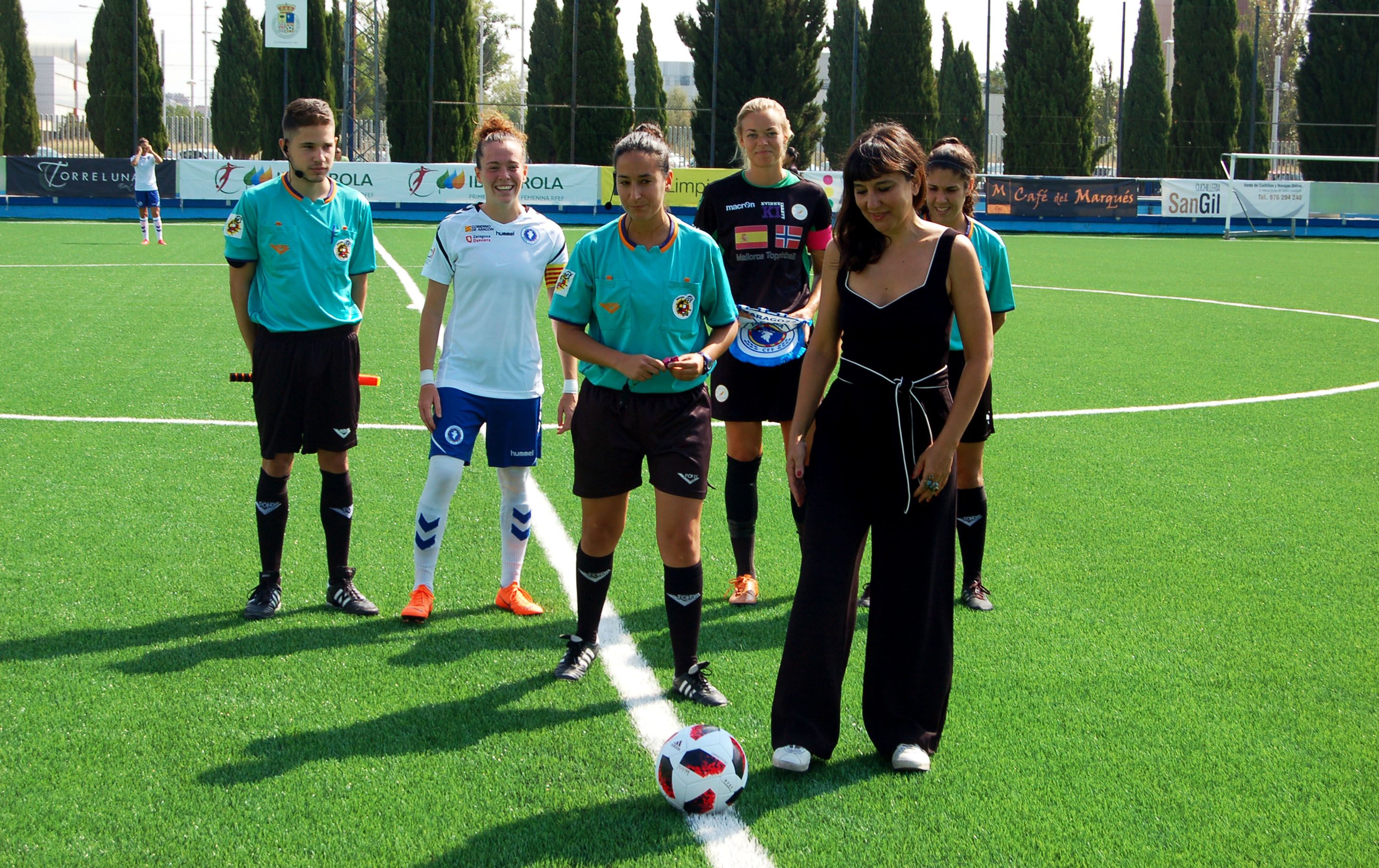 Eva Amaral realiza el saque de honor en el Zaragoza – Mallorca. | Foto: Zaragoza CFF