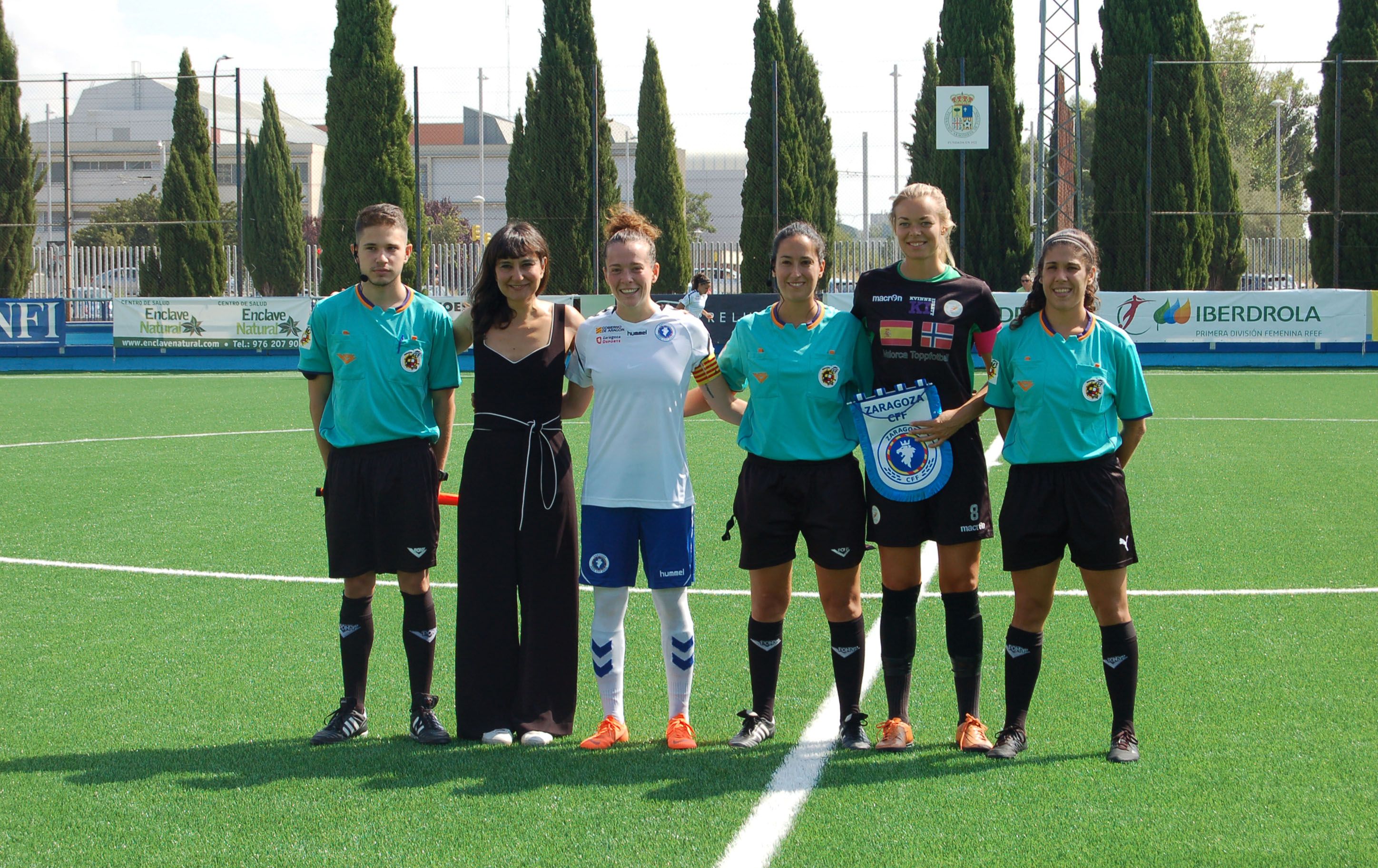 Eva Amaral junto al trío arbitral y las capitanas de Zaragoza CFF y Mallorca. | Foto: Zaragoza CFF