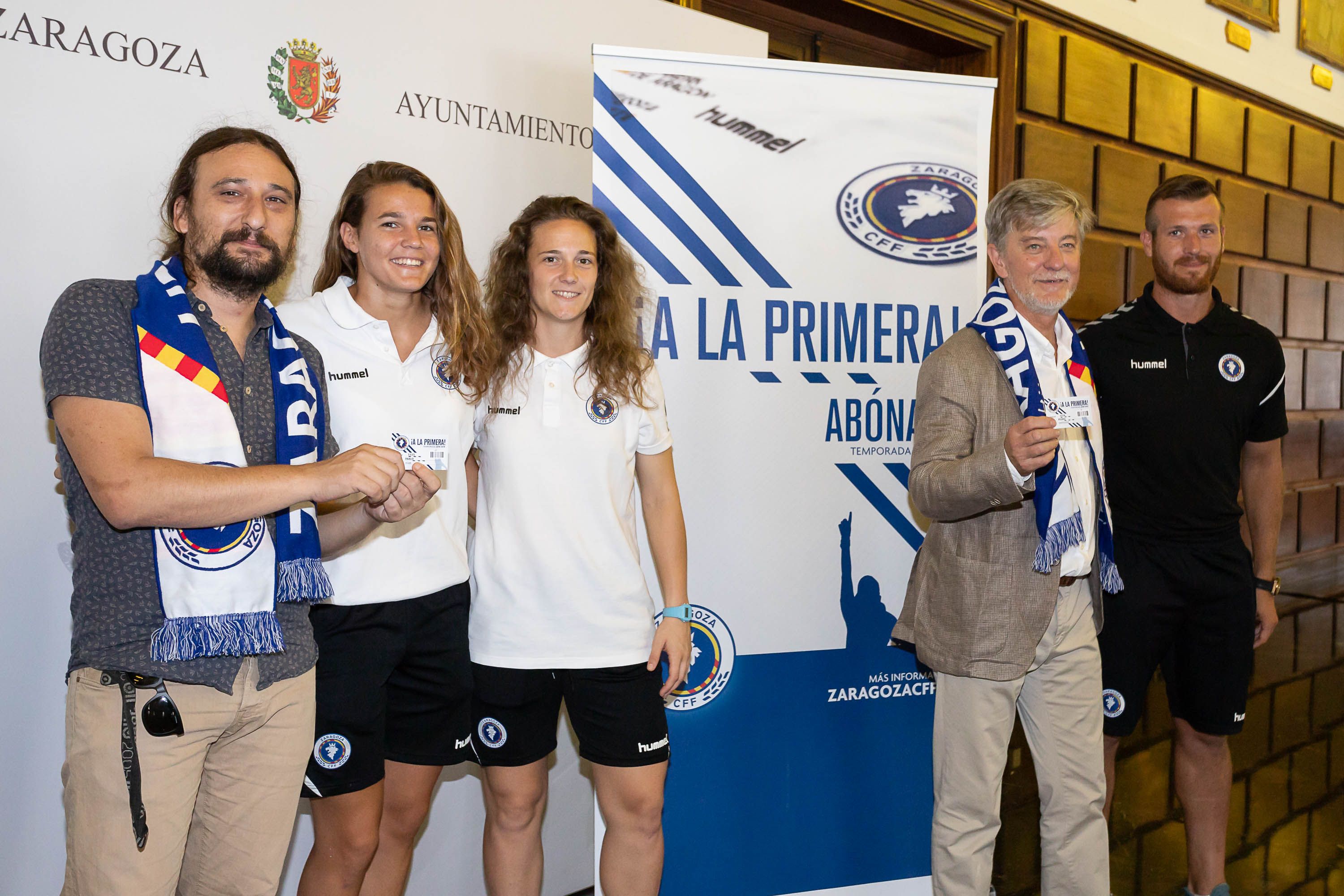 El concejal de deportes, Pablo HIjar, y el alcalde, Pedro Santisteve, han recibido una bufanda del club. | Foto: Ayuntamiento de Zaragoza