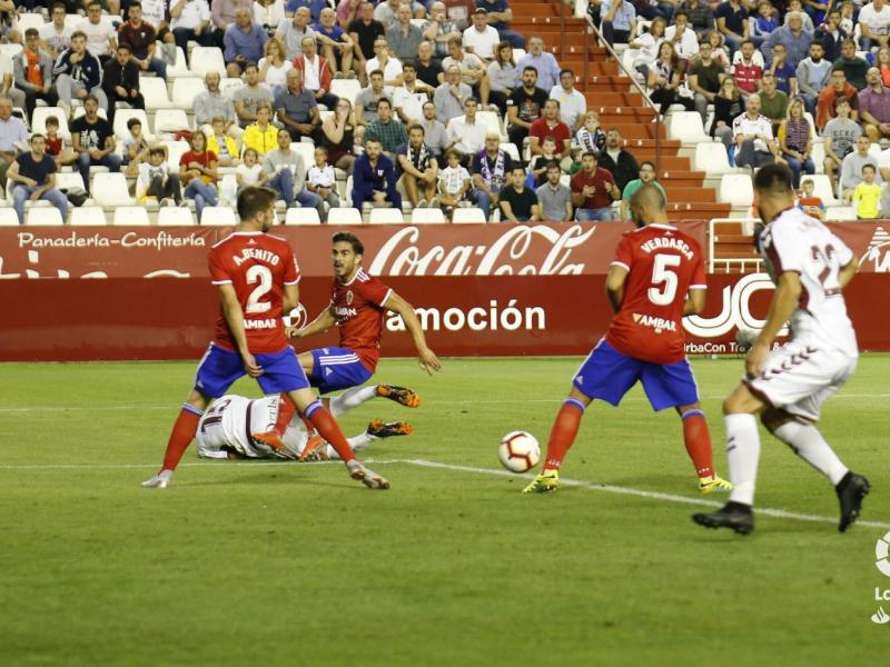 Los desajustes defensivos volvieron a hacer mucho daño al Real Zaragoza. | Foto: La Liga